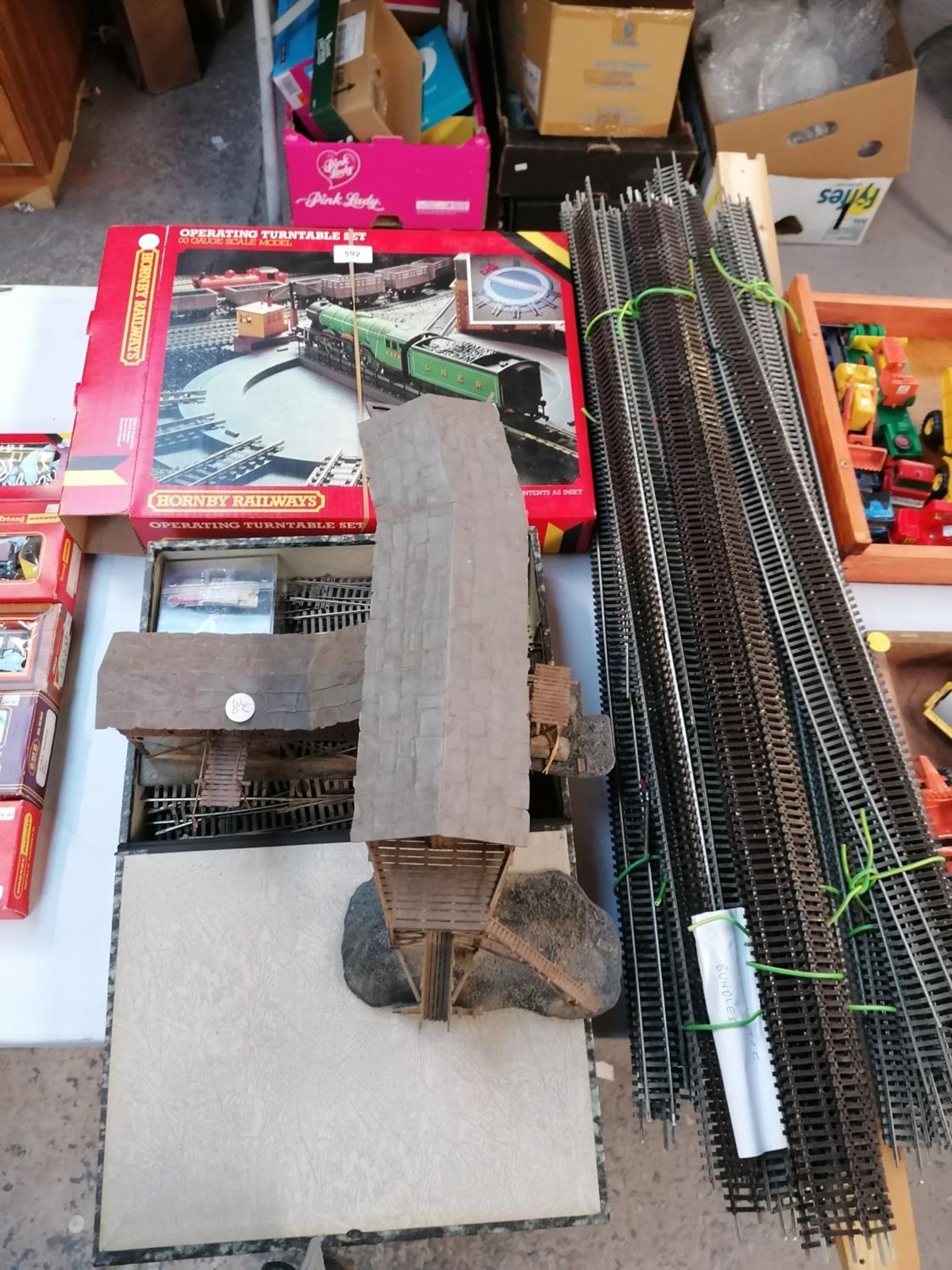 A BOXED HORNBY RAILWAYS OPERATING TURNTABLE SET, LARGE QUANTITY OF TRACK, BUILDING ETC