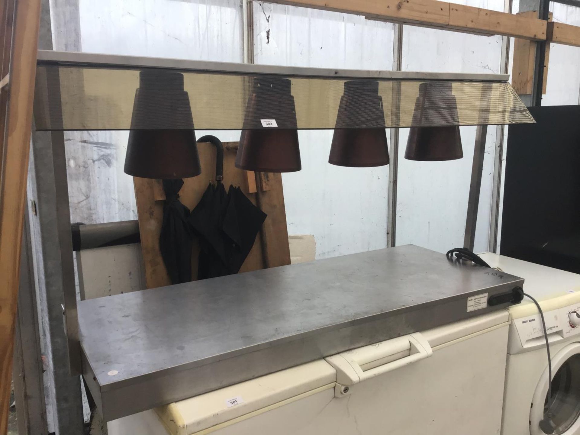 A PARRY FOUR LIGHT SERVING STATION WITH STAINLESS STEEL TOP IN WORKING ORDER