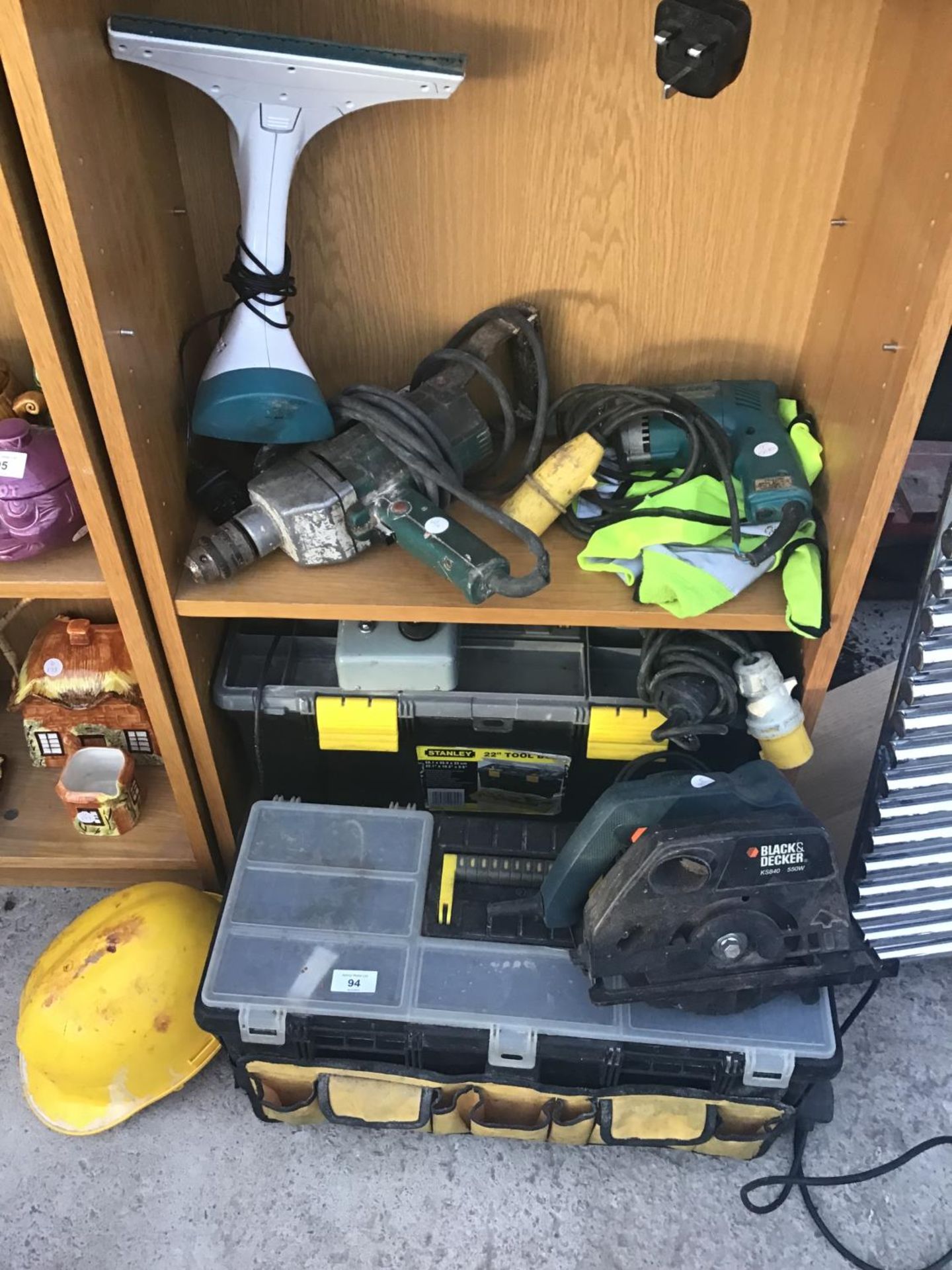 VARIOUS ITEMS TO INCLUDE A BLACK AND DECKER SAW, FOUR POWER TOOLS TO INCLUDE A MAKITA DRILL, BLACK