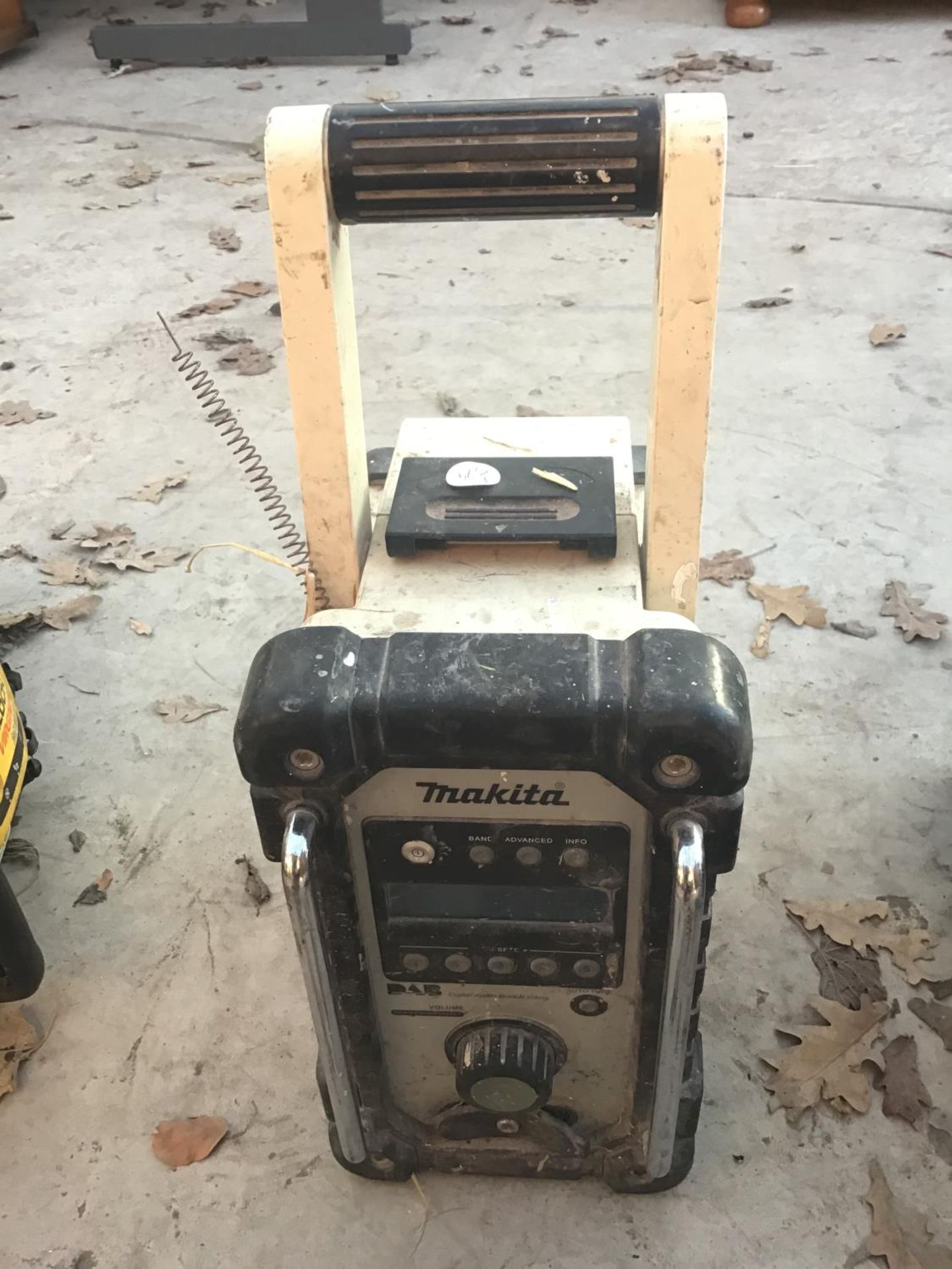 A MAKITA RADIO (NEEDS BATTERY)