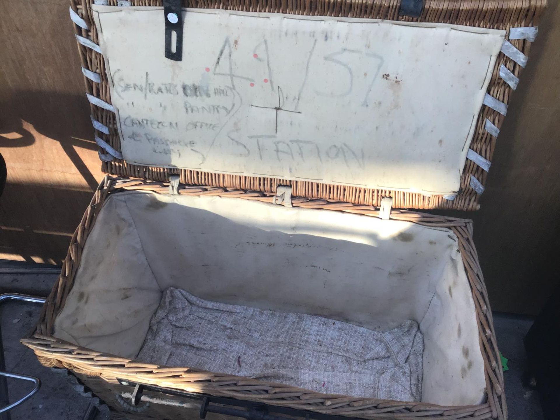 A LARGE VINTAGE WICKER BASKET WITH A LINED INTERIOR - Image 2 of 2