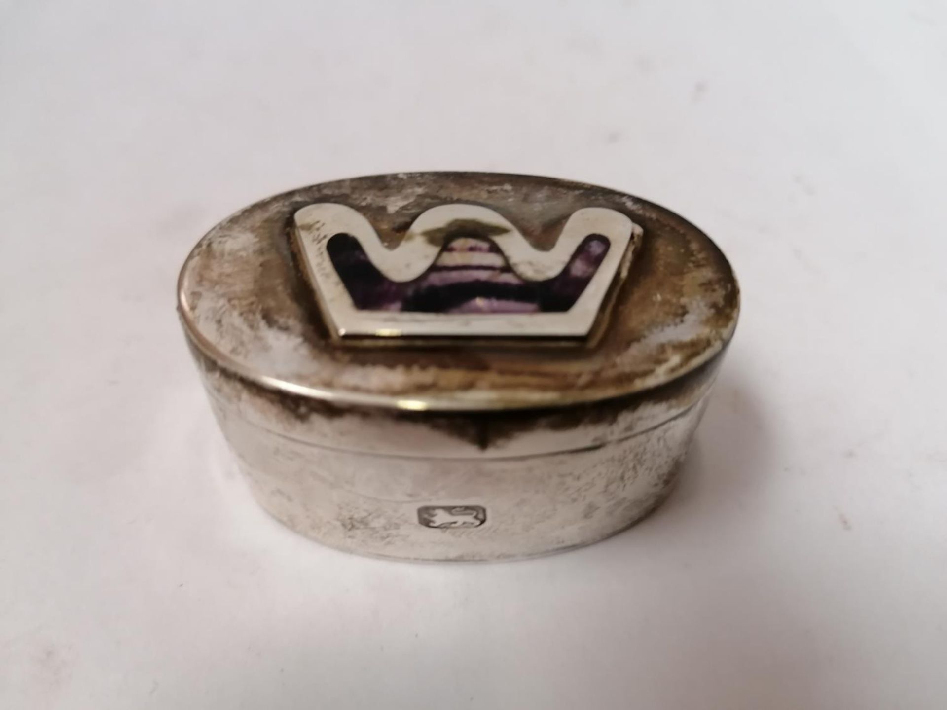 A 1977 HALLMARKED SILVER LIDDED PILL BOX WITH INSET BLUE JOHN CROWN TOP, SIGNED TO BASE 4/100