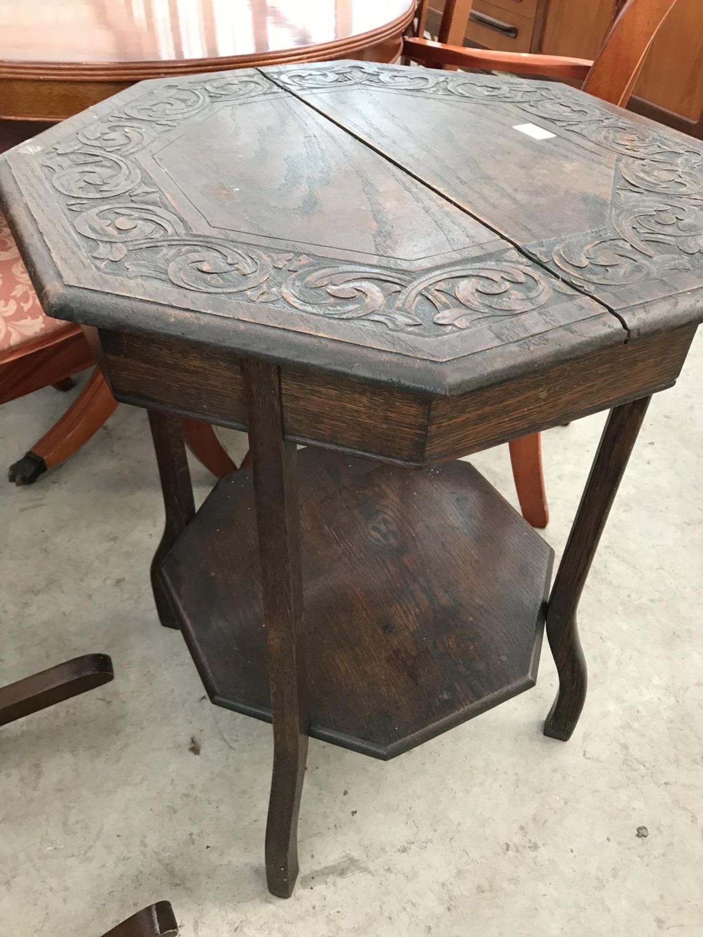 AN OCTAGONAL OAK OCCASIONAL TABLE WITH CARVED TOP AND LOWER SHELF - Image 2 of 2