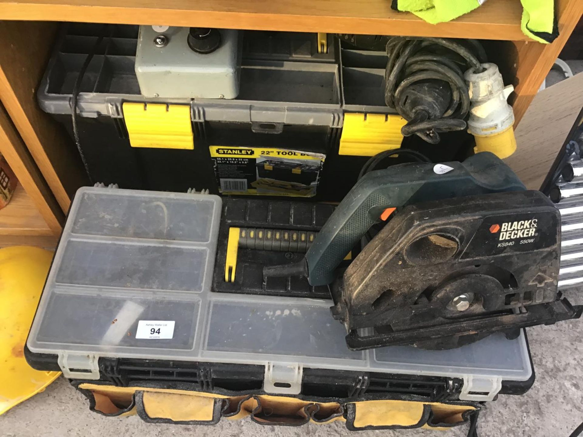 VARIOUS ITEMS TO INCLUDE A BLACK AND DECKER SAW, FOUR POWER TOOLS TO INCLUDE A MAKITA DRILL, BLACK - Image 2 of 3