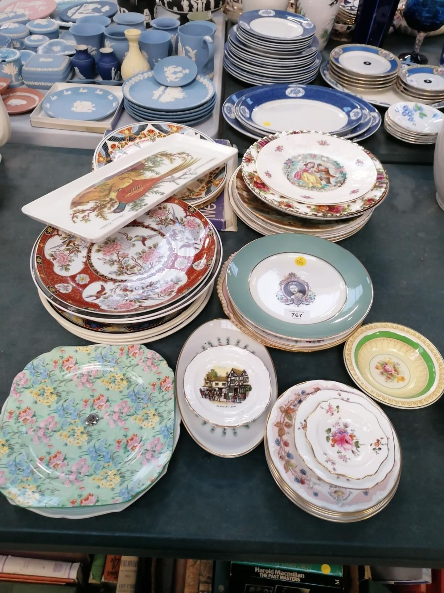 A MIXED LOT OF CERAMICS, JAPANESE PLATE, OLD COUNTRY ROSES PLATE, ETC