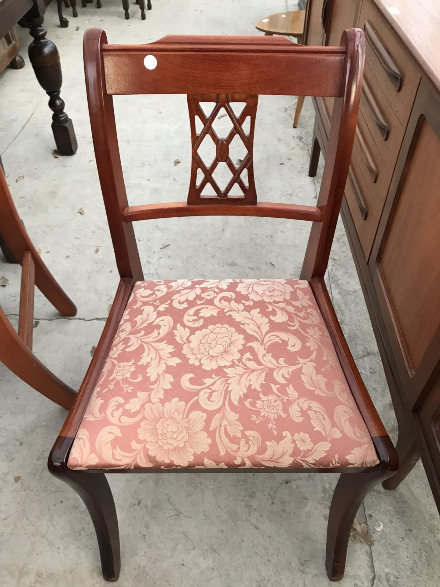 A YEW WOOD EXPENDING DINING TABLE WITH TWO CARVERS AND THREE DINING CHAIRS - Image 4 of 4