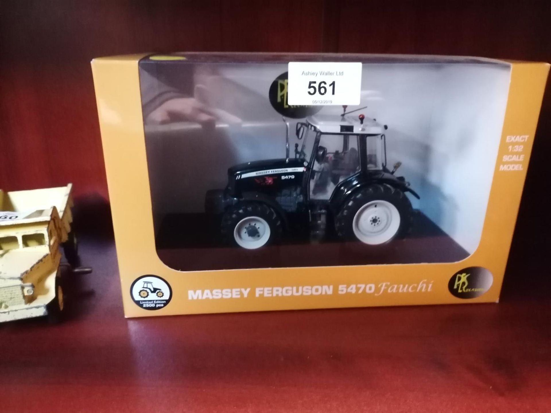 A BOXED UNIVERSAL HOBBIES MASSEY FERGUSON 5470 1:32 SCALE FAUCHI TRACTOR MODEL - Image 2 of 2