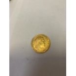 A 1907 22CT YELLOW GOLD HALF SOVEREIGN