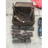 A METAL CHEST AND CONTENTS TO INCLUDE VINTAGE TOOLS STANLEY PLANES, SAWS ETC