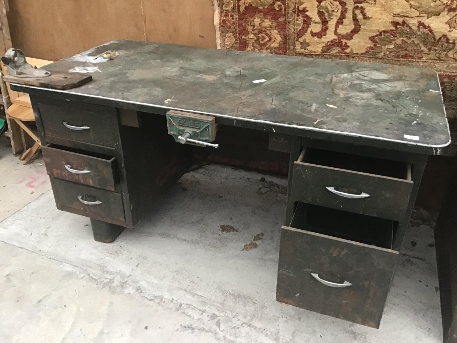 A VINTAGE METAL WORK BENCH WITH FIVE SIDE DRAWERS AND A P & B VICE ETC 152CM X 76CM