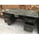 A VINTAGE METAL WORK BENCH WITH FIVE SIDE DRAWERS AND A P & B VICE ETC 152CM X 76CM