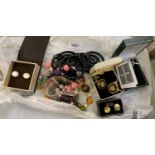 A COLLECTION OF ASSORTED COSTUME JEWELLERY TO INCLUDE BOXED CUFF LINKS ETC
