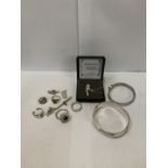 A MIXED GROUP OF SILVER JEWELLERY TO INCLUDE NECKLACE, BRACELETS, RINGS ETC