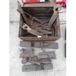 A VINTAGE METAL TOOL BOX AND CONTENTS TO INCLUDE PLANES, SAWS MALLETS ETC