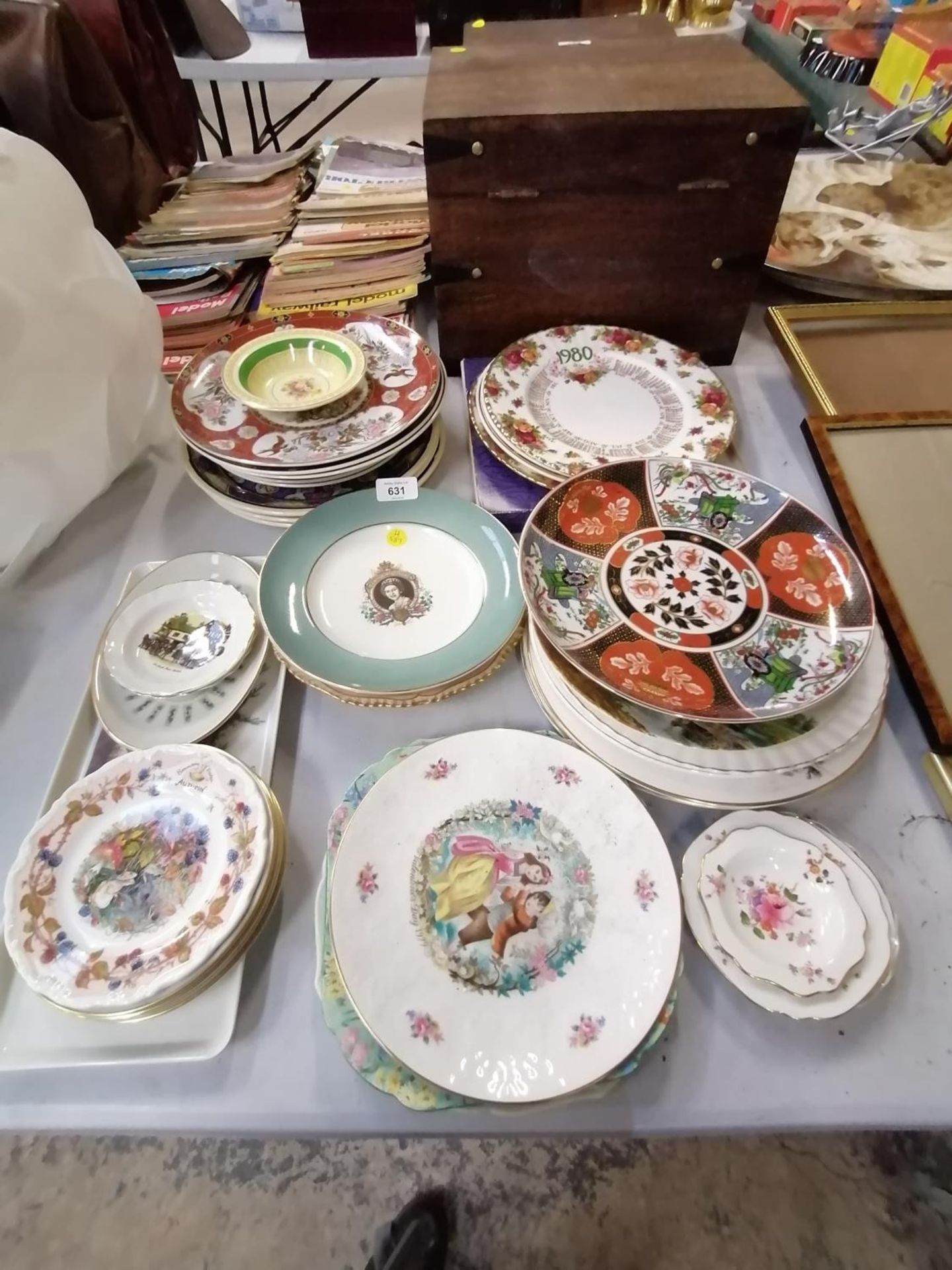 A MIXED LOT OF CERAMICS, JAPANESE PLATE, OLD COUNTRY ROSES CLOCK PLATE, ETC