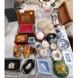 A MIXED LOT OF CERAMICS, BOXED WEDGWOOD JASPERWARE PIN DISHES ETC