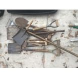 A COLLECTION OF VINTAGE TOOLS TO INCLUDE SHOVELS, FORK, SPADE, SAWS ETC