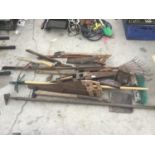 VARIOUS TOOLS TO INCLUDE VINTAGE ITEMS, SPADE, HOE, SAWS, TILLEY LAMP ETC