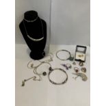 A MIXED COLLECTION OF SOME STAMPED SILVER JEWELLERY AND FURTHER COSTUME JEWELLERY TO INCLUDE