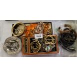 A LARGE COLLECTION OF ASSORTED JEWELLERY TO INCLUDE BROOCHES ETC