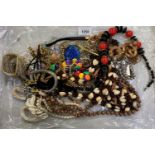 A COLLECTION OF ASSORTED COSTUME JEWELLERY