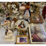 A LARGE COLLECTION OF CERAMICS AND GLASS TO INCLUDE FIGURES, MURANO GLASS CLOWN ETC