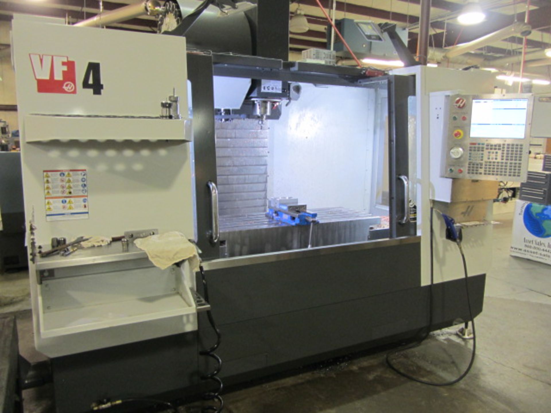 Haas VF-4 CNC Vertical Machining Center with 52'' x 20'' Table, #40 Taper Spindle Speeds to 8100 - Bild 7 aus 8