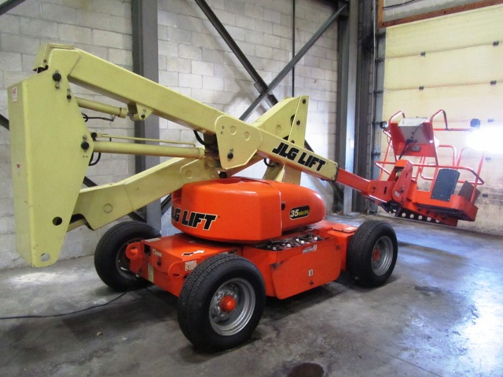JLG 500lb Capacity Extended Reach Portable Electric Manlift with 35' Capacity, sn:0092080300018833