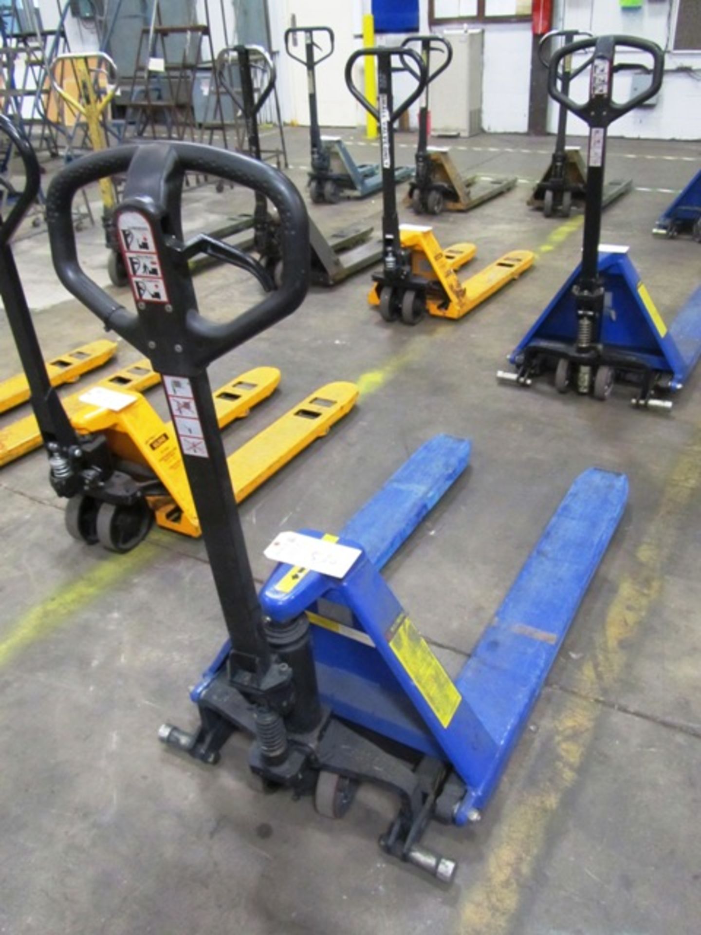 2,200lb Capacity Hydraulic Pallet Jack with 31-1/2'' Lift Height