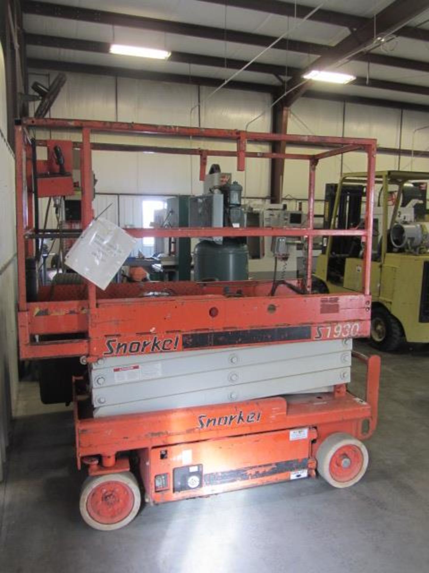 Snorkel S1930 Portable Electric Scissor Manlift with 24'' x 70'' Deck, 500lb Capacity, Lifts to - Image 5 of 6