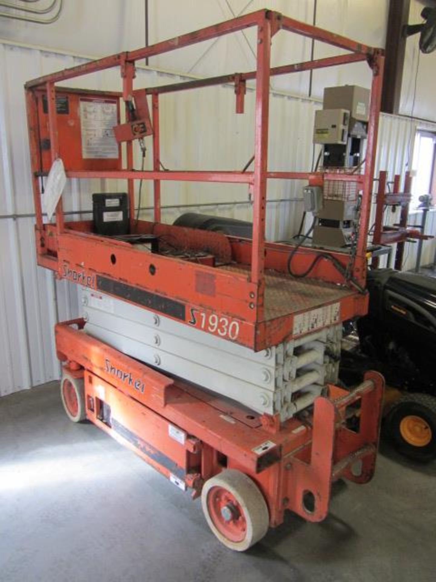 Snorkel S1930 Portable Electric Scissor Manlift with 24'' x 70'' Deck, 500lb Capacity, Lifts to - Image 2 of 6