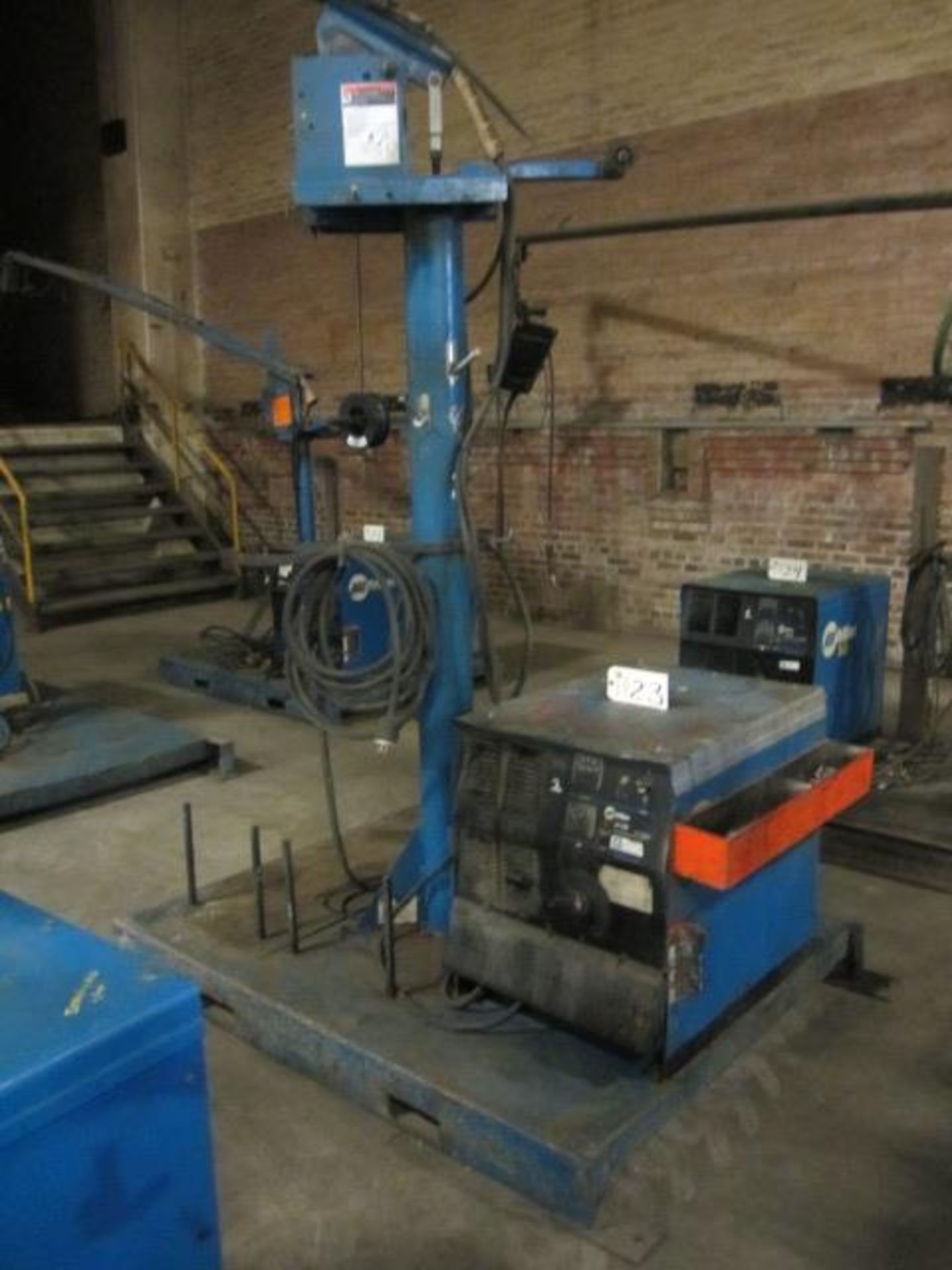 Miller CP302 Welder with Extend Reach Boom, Wire Feed, Platform, sn:LB215585 - Bild 3 aus 4