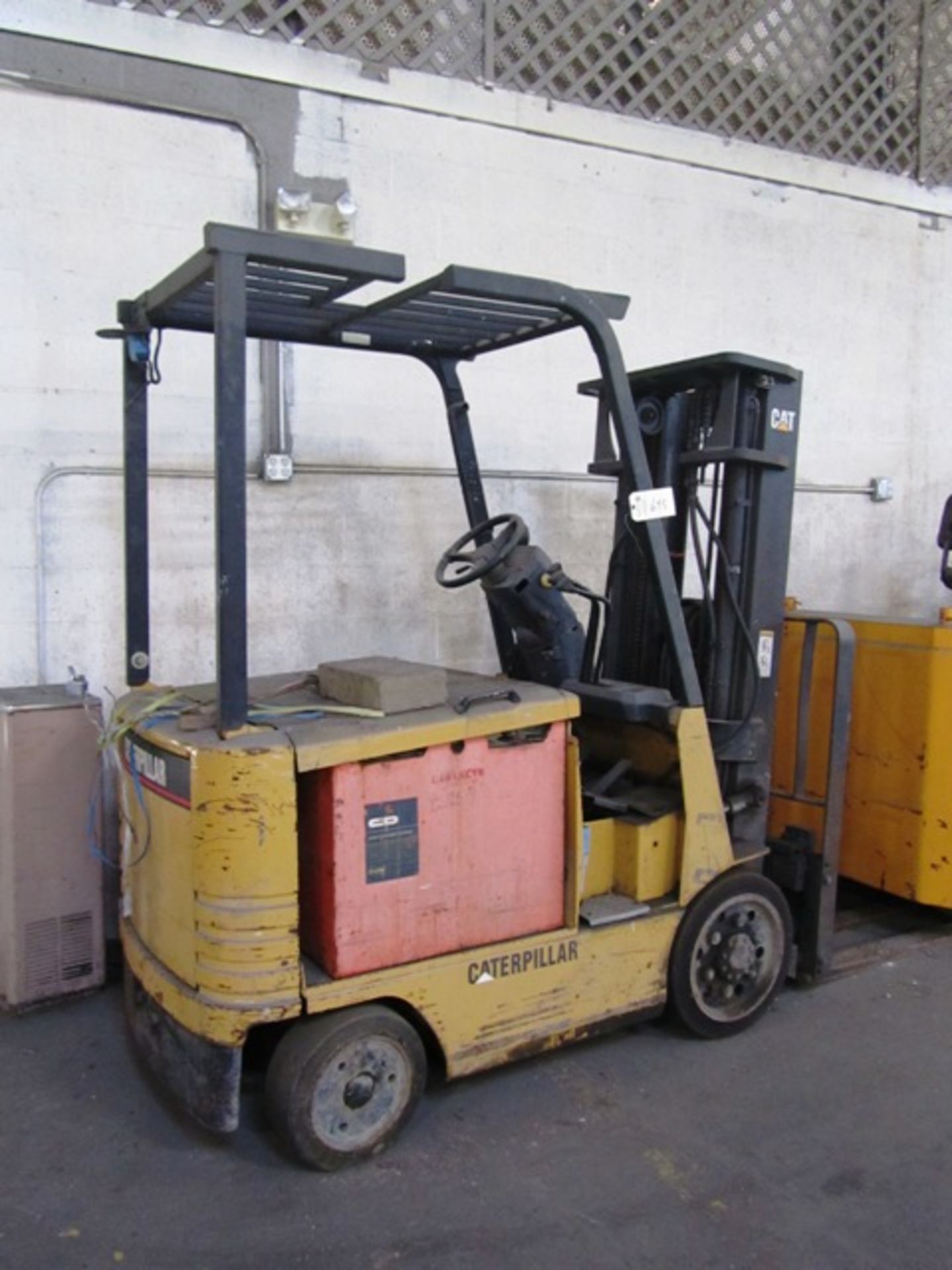 Caterpillar Sit Down Type Electric Forklift with 3 Stage Mast
