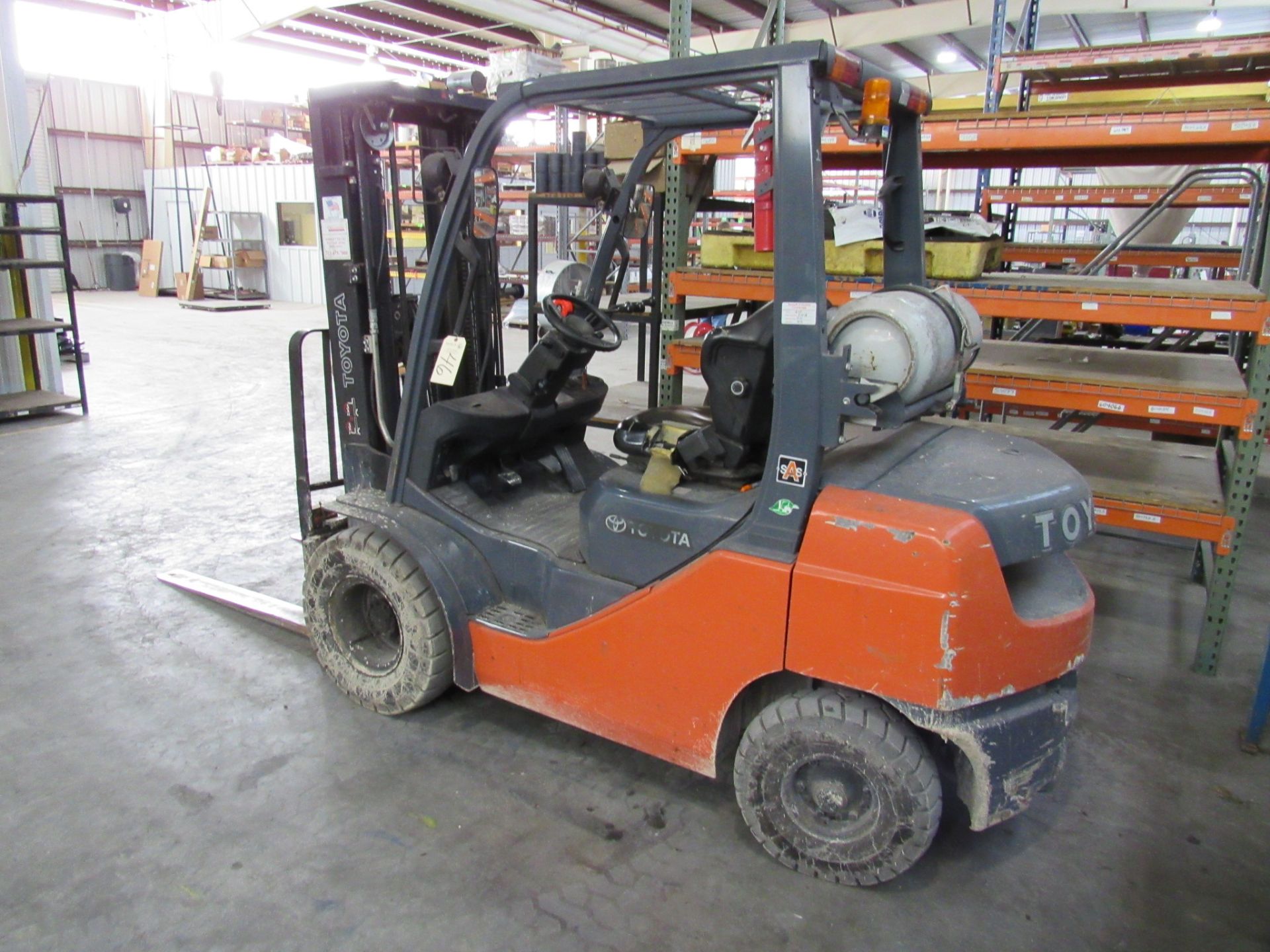 Toyota Model 8FGU25 5,000lb Capacity Propane Forklift - Image 3 of 5