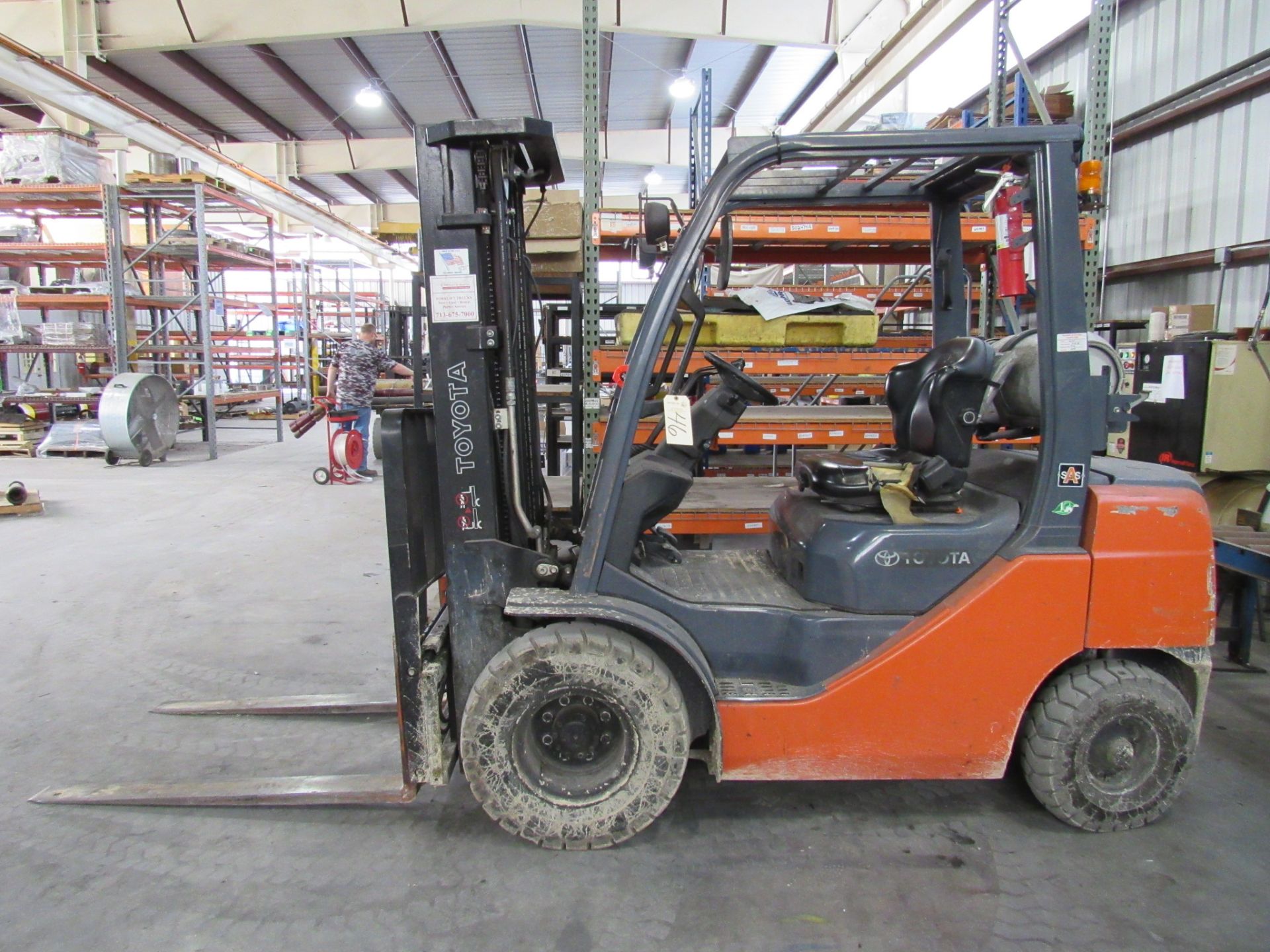 Toyota Model 8FGU25 5,000lb Capacity Propane Forklift - Image 2 of 5