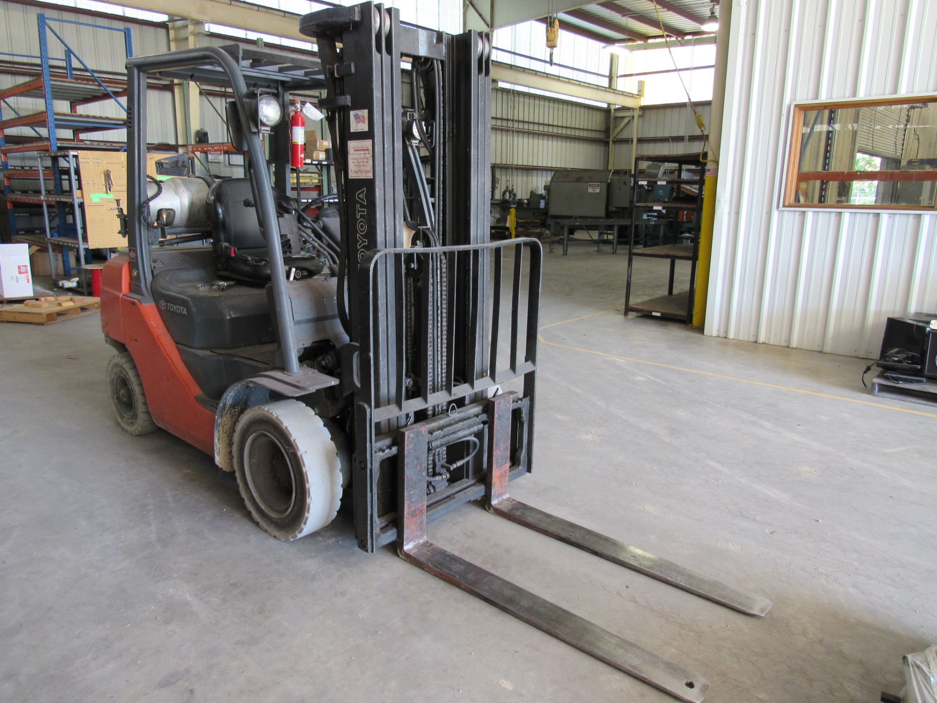 Toyota Model 8FGU25 5,000lb Capacity Propane Forklift - Image 4 of 5