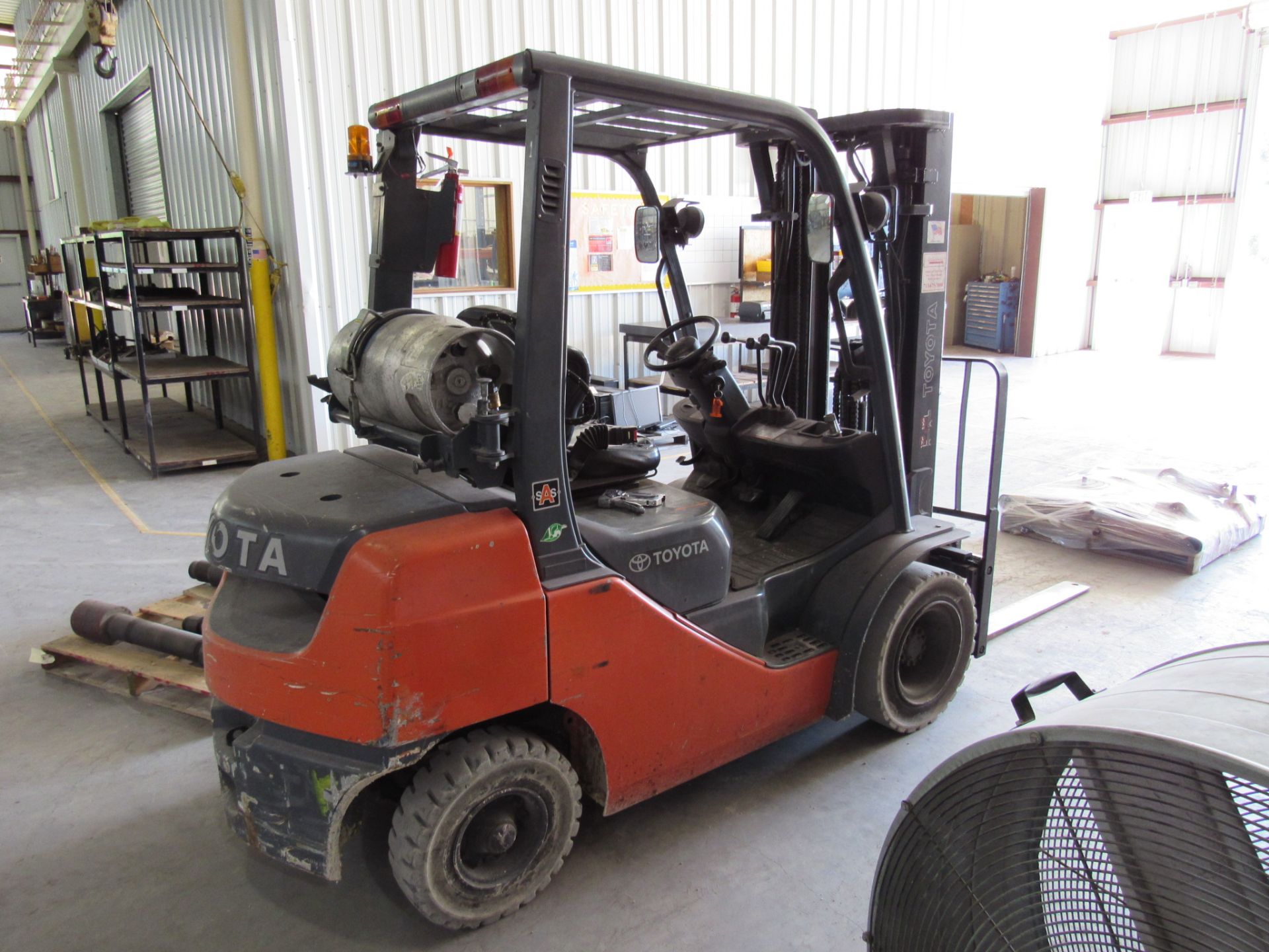 Toyota Model 8FGU25 5,000lb Capacity Propane Forklift - Image 3 of 5