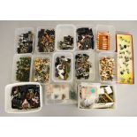 A mixed lot of assorted model soldiers, plastic and metal,