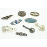 A quantity of nine Victorian/Edwardian brooches to include an enamelled, mother of pearl etc,