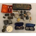 A small boxed quantity to include a papier mache snuff box, travelling inkwell, gilt vesta/stamp