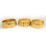 Three patterned 9ct H/M bands, sizes Q & W, approx gross weight 16.8gms