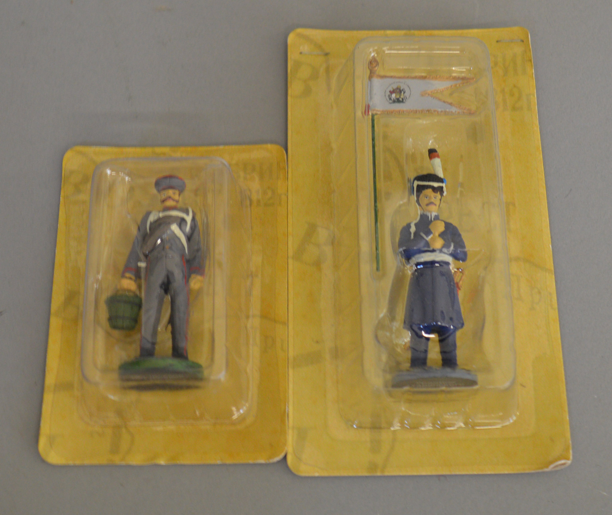 A very good quantity of magazine issue Eaglemoss carded soldier figures which are mostly Russian and