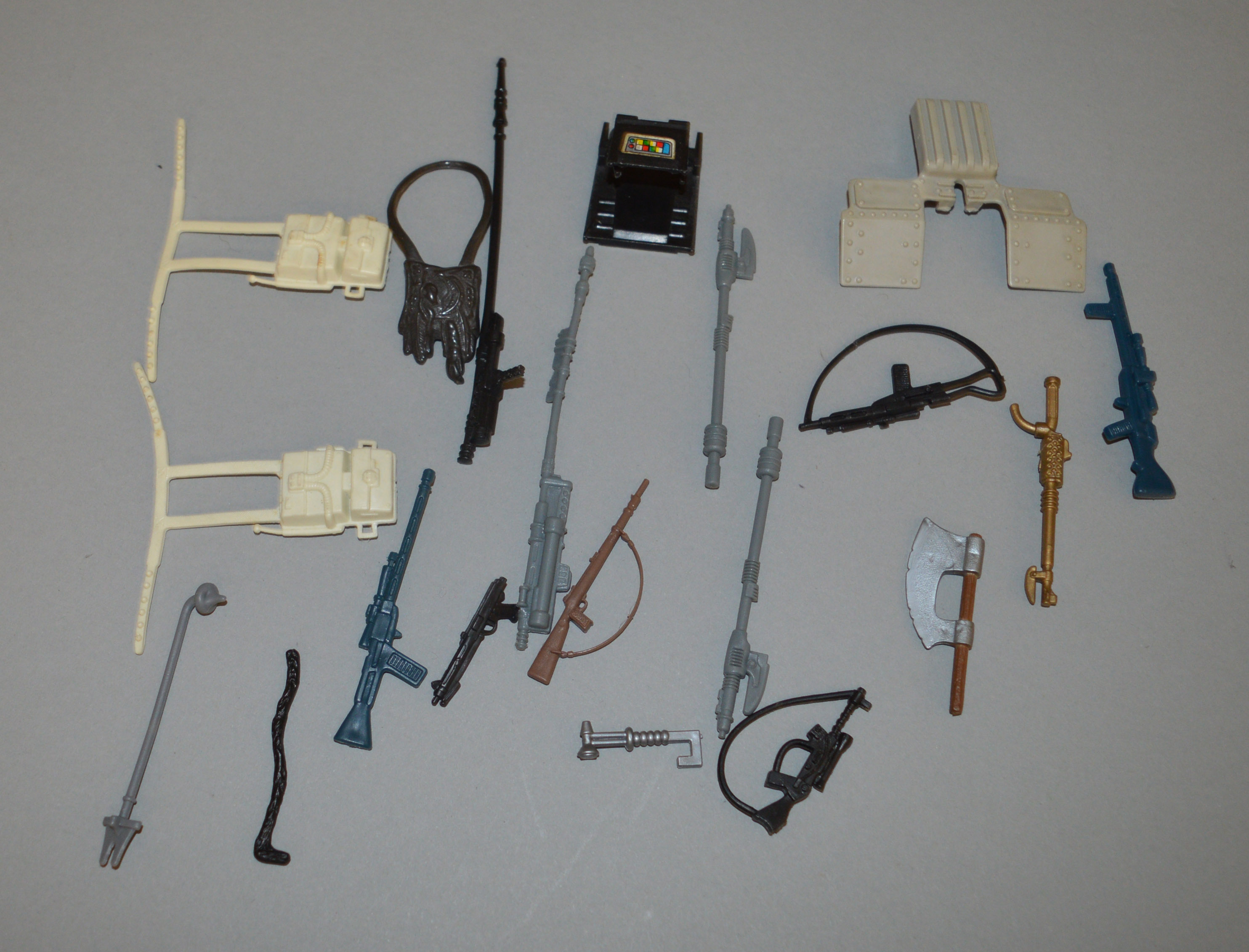 35 loose Star Wars vintage figures which includes weapons, a Taun Taun and some vehicles - Image 2 of 2