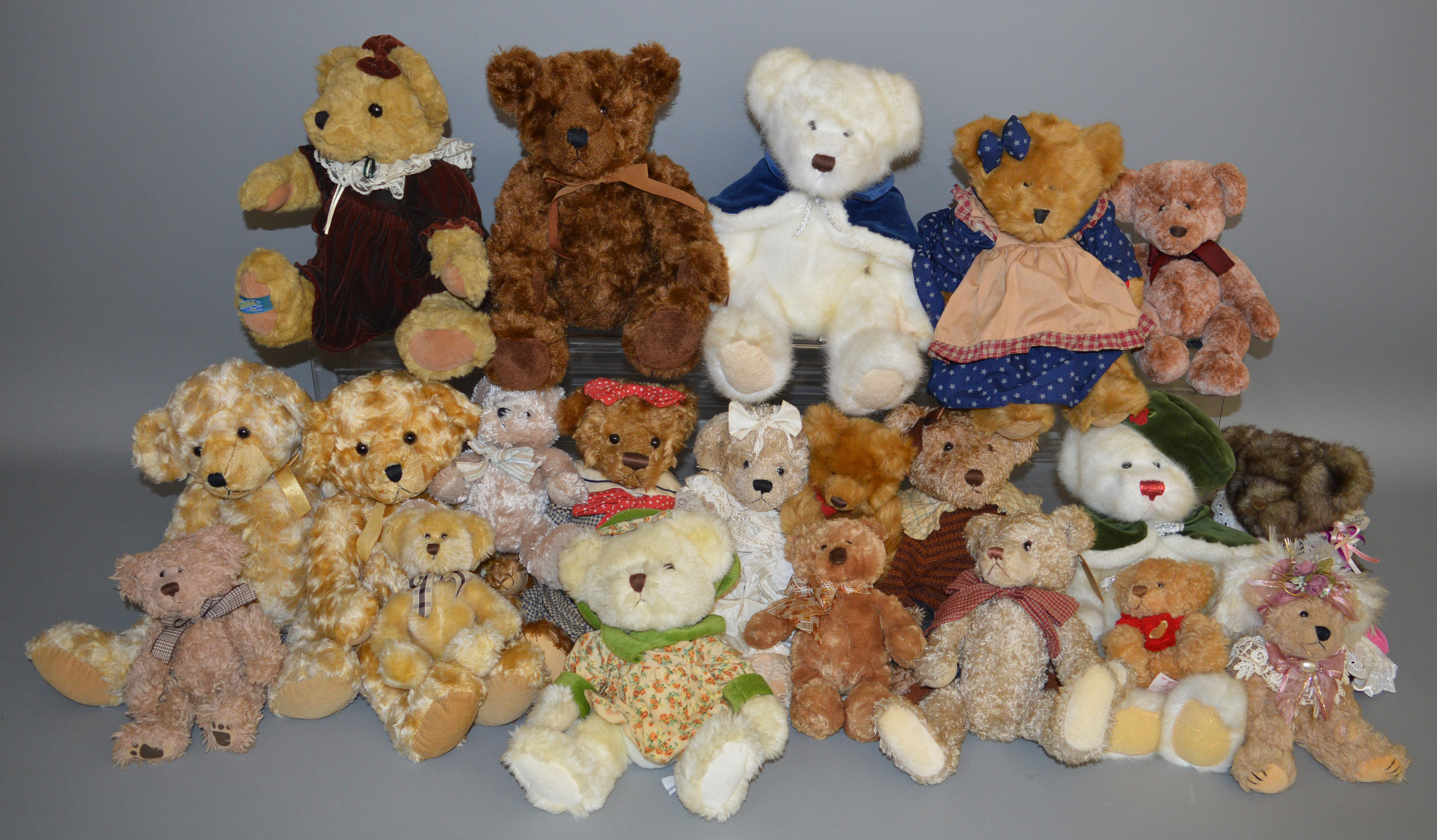 21 unboxed Bears including a number by Russ Berrie 'Cosgrove', 'Crystal' etc.. (21)