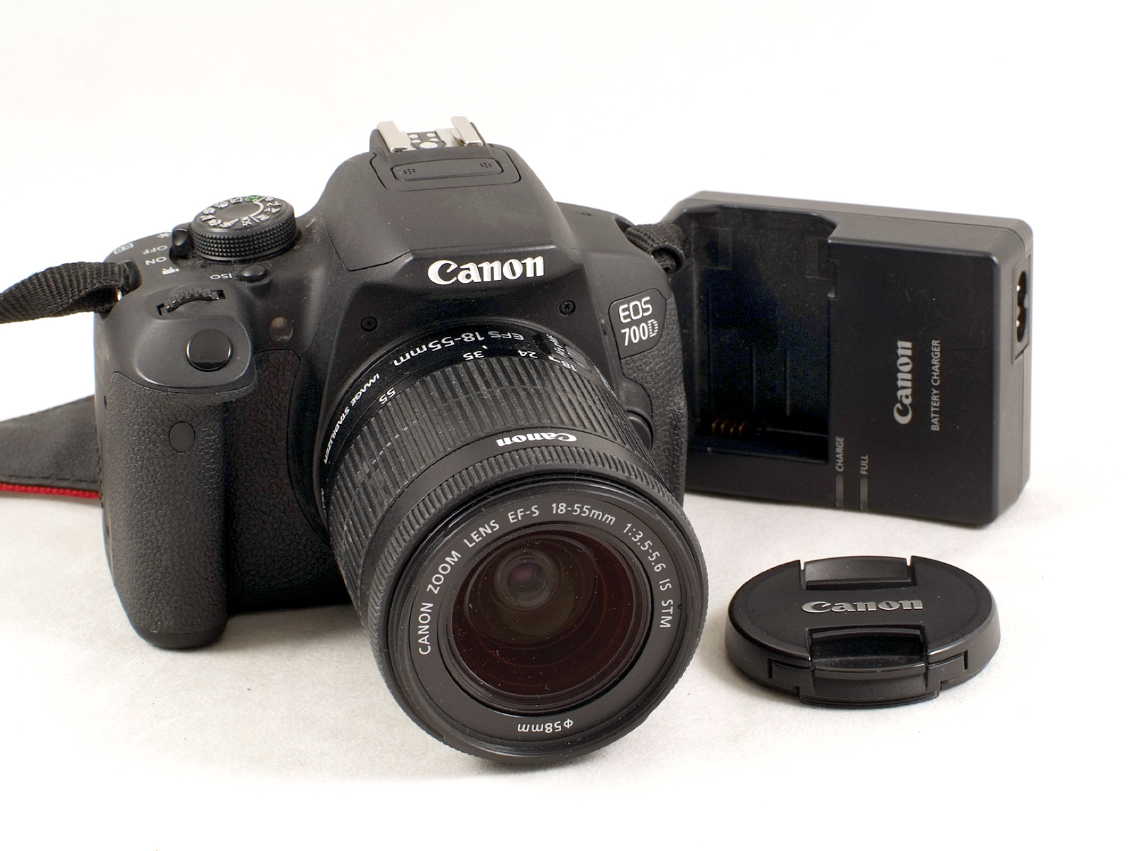 Canon 700D 18mp Digital SLR with EF-S 18-55mm f3.5-56 IS (Image Stabilised) Lens. With battery and