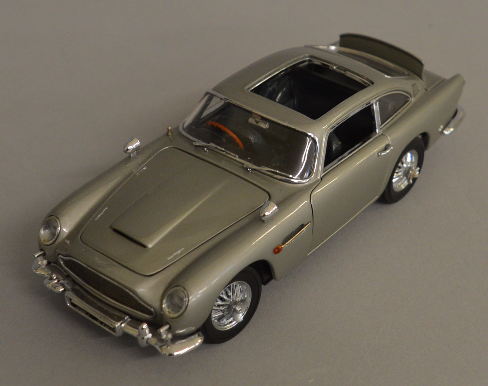 James Bond 007 Aston Martin DB5 1:24 scale diecast model by Danbury Mint, comes boxed with - Image 2 of 2