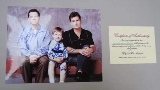 Two & A Half Men sofa promotional signed photo signed in blue pen including autograph of Charlie