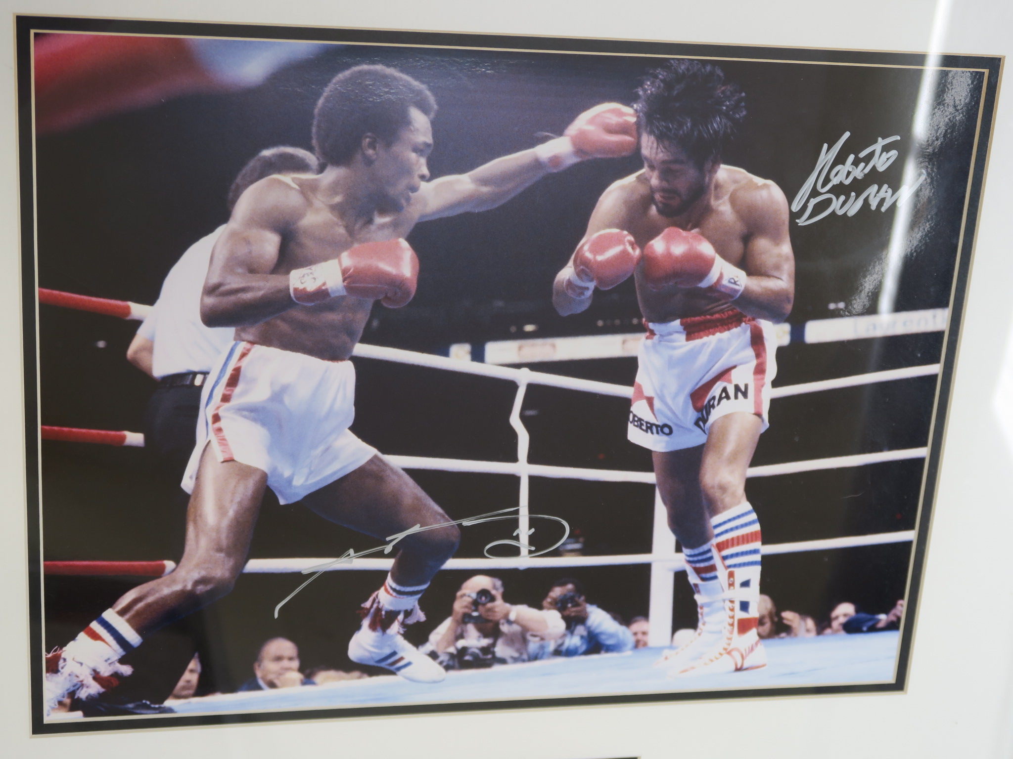 Boxing Leonard V Duran Sugar Ray Leonard and Robert Duran "Hands of Stone" both signed this framed - Image 2 of 2