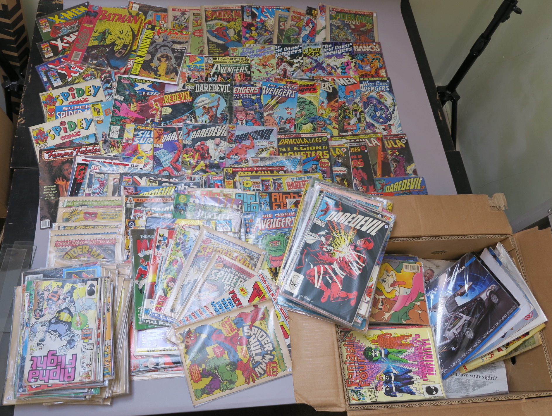 Large collection of comics including Spectacular Spider-man Weekly, Spider-man and Hulk Weekly,