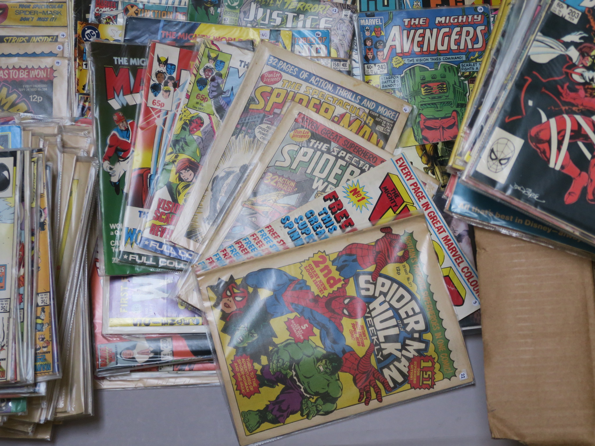 Large collection of comics including Spectacular Spider-man Weekly, Spider-man and Hulk Weekly, - Image 2 of 3